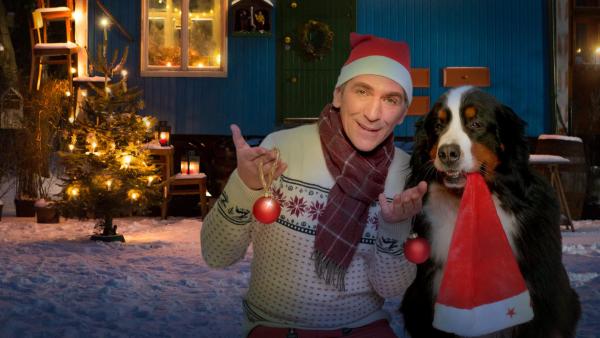 Fritz und Keks vor weihnachtlichem Bauwagen im Schnee | Rechte: ZDF