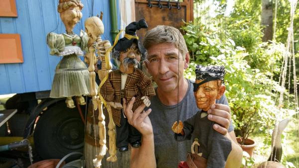 Fritz Fuchs hält eine Marionette in der Hand. | Rechte: ZDF