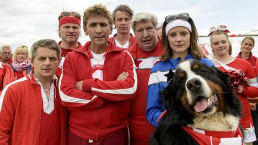 Fritz Fuchs, Paschulke und das Trainerteam vom FC Bärstadt in roter Fankleidung.