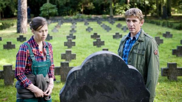 Fritz und eine Gärnterin stehen auf dem Friedhof vor einem Grabstein. | Rechte: ZDF
