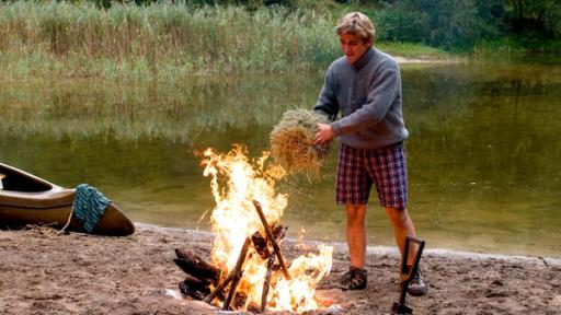 Fritz Fuchs entzündet ein Lagerfeuer