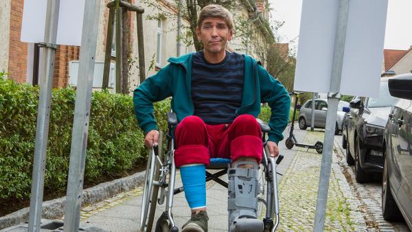 Fritz Fuchs sitzt im Rollstuhl auf einem Gehweg | Rechte: ZDF