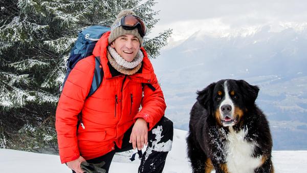 Fritz Fuchs und Keks stehen in den Bergen im Schnee | Rechte: ZDF