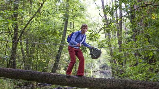 Fritz auf einem Drahtseil im Wald