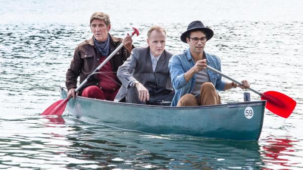 Fritz paddelt mit Kluthe und Joseph “Flying Bear” Hawkings in einem Kanu über einen See | Rechte: ZDF