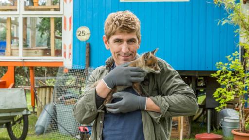 Fritz Fuchs mit kleinem Fuchs auf dem Arm