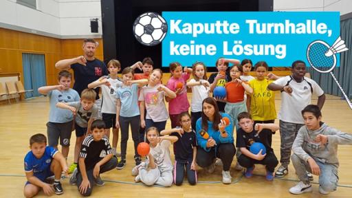 Gruppenfoto mit Reporterin Magdalena und Schulklasse in Turnhalle, alle zeigen Daumen runter