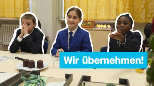 Drei Kinder sitzen an einem Tisch, darauf steht: Wir übernehmen!