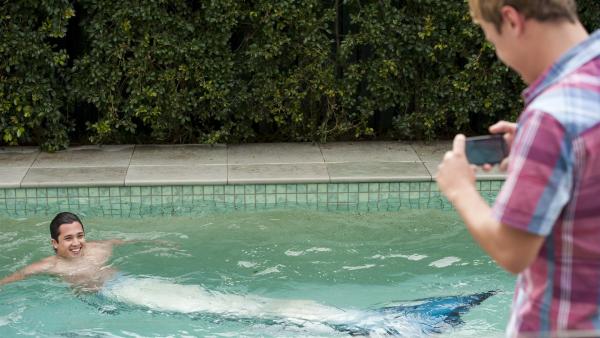 Zac (Chai Romruen) schwimmt als Meermann im heimischen Pool und Cam (Dominic Deutscher) filmt ihn dabei. | Rechte: ZDF/Jonathan M. Shiff Prod./Vince Valitutti