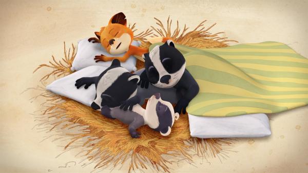 Friedlich schlafen die Geschwister auf einem Strohbett ein. | Rechte: WDR/Mediatoon