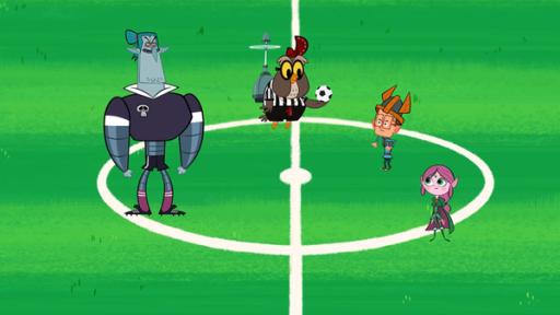 FC Gobar vs. FC Vipkrad | Rechte: 2015 Mondo TV France - Pictanovo - ZDF Enterprises - TF1 - All rights reserved Ephi (r.) und Marcus (m.r.) stehen gemeinsam mit Vipkrad auf dem Rasen des Fußballstadions. Die Eule (m.), die immer die Missionen ankündigt, trägt ein schwarz-weiß gestreiftes Schiedsrichteroutfit und hält einen Fußball in der Hand.