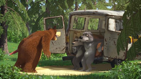 Der Bär lacht die Wölfe aus, denn ihr Wagen ist völlig hinüber. | Rechte: KiKA/Animaccord LTD