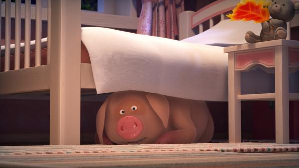 Der Wind hat aber das schöne Blatt in Maschas Zimmer gepustet. Das Schwein ist hinterher und muss sich nun vor Mascha verstecken. | Rechte: KiKA/Animaccord LTD