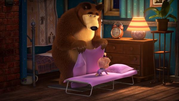 Der Bär macht sich für den Winterschlaf bereit, da möchte ihm Mascha Gesellschaft leisten. | Rechte: KiKA/Animaccord LTD