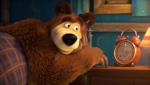 Nachdenklich schaut der Bär auf die Jahreszeiten-Uhr. | Rechte: KiKA/Animaccord LTD