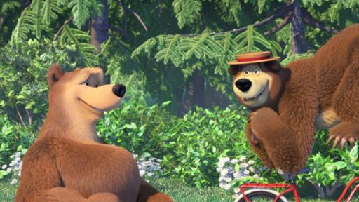Rechte: KiKA/Animaccord Animation Studio Die Bärin sitzt auf einem Holzstumpf und macht einen Blumenkranz. Mascha und der Bär fahren auf ihren Fahrrädern an ihr vorbei. Der Bär und die Bärin schauen sich verliebt an.