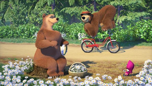 Der Bär fährt mit dem Fahrrad Kunststücke vor der Bärin. | Rechte: KiKA/Animaccord Animation Studio