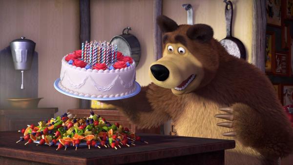 Der Bär freut sich über seine Geburtstagstorte und Obstspieße. | Rechte: KiKA/Animaccord Animation Studio