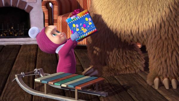 Mascha überreicht dem Bären das Geschenk. | Rechte: KiKA/Animaccord Animation Studio