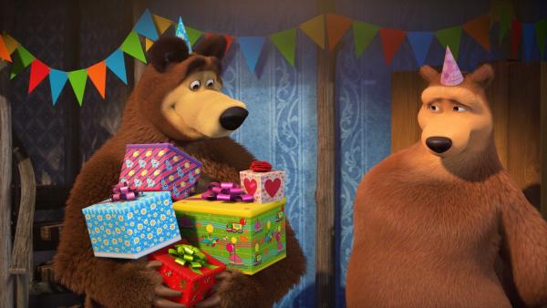 Die Bärin bringt dem Bären ein Geschenk. | Rechte: KiKA/Animaccord Animation Studio