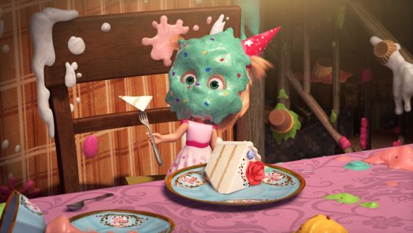 Mascha hat Torte im Gesicht. | Rechte: KiKA/Animaccord Animation Studio
