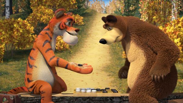 Der Bär spielt mit dem Tiger ein Brettspiel am See. | Rechte: KiKA/Animaccord Animation Studio