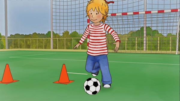 Conni lernt schnell, sie kann sogar den Ball schon um die Hütchen führen. | Rechte: ZDF/Henning Windelband/Youngfilms GmbH
