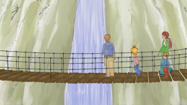 Der Wasserfall in einer Klamm ist für Conni und ihre Familie spektakulär. | Rechte: ZDF/Henning Windelband/Youngfilms GmbH