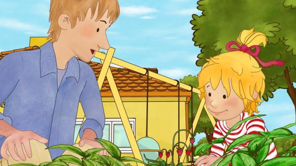 Conni und Papa freuen sich über Wilderdbeeren. | Rechte: ZDF/Henning Windelband/Youngfilms GmbH