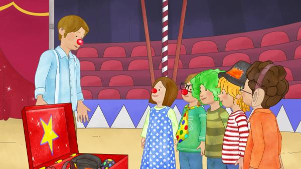 Clown Fred verrät den Kindern seine Clown-Tricks. | Rechte: ZDF/Henning Windelband/Youngfilms GmbH