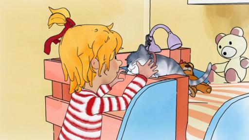 Conni steht vor ihrem Hochbett und streichelt Kater Mau, der zufrieden auf dem Bett sitzt.