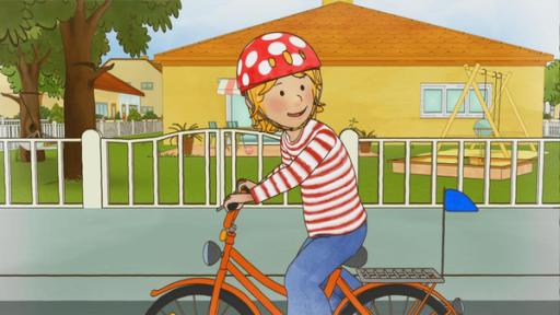 Conni lernt Rad fahren | Rechte: ZDF Conni sitzt mit Helm auf ihrem Fahrrad und übt den Schulterblick.