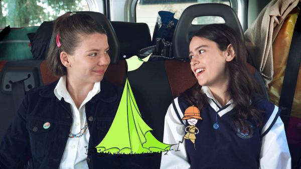 Mia (Rosabell Laurenti Sellers, re.) und Paula (Saphia Stoney, li.) sind auf dem Weg zum Campingplatz. | Rechte: ZDF/Carlo Valentini