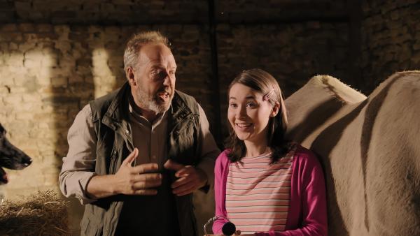 Hektor (Harry Piekema, l.) und Mia (Margot Nuccetelli, r.) sind begeistert. Das Fohlen von Eselin Linda kündigt sich an.