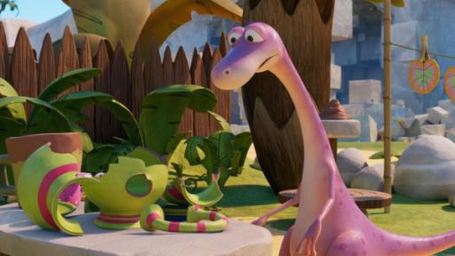 Klebefinger | Rechte: © 2024 M.A.R.K.13, TRIKK17, ZDF, Fabrique d'image Der rosafarbene Dinosaurier Minus Drei steht vor einem Tisch, auf dem die Scherben einer grün-pink-gestreiften Teekanne liegen. Er macht ein sorgenvolles Gesicht. Im Hintergrund ist ein Gartenzaun zu sehen.