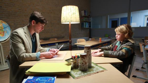 Tobias (Felix Osinga, re.) geht alleine zum Elternabend mit Herrn Kees (Willem Voogd). | Rechte: ZDF/Guido van Gennep