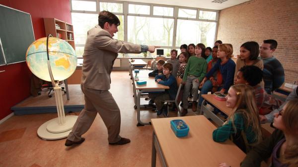 Seit der nette "Mister Twister" (Willem Voogd, li.) die Klasse leitet, sind die Kinder fröhlich und haben richtig Lust auf Schule. | Rechte: ZDF/Guido van Gennep