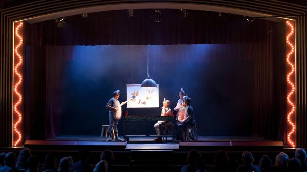 Bühne frei für die 6B. Mister Twisters Klasse führt im Altersheim ein Theaterstück auf. | Rechte: ZDF/Victor Arnolds