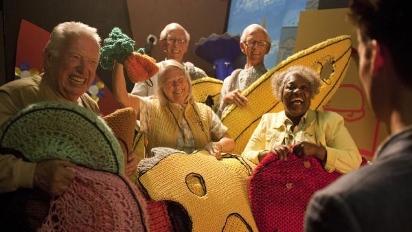 Die Altersheimbewohner haben viel Spaß mit Mister Twister und seiner Klasse. | Rechte: ZDF/Victor Arnolds