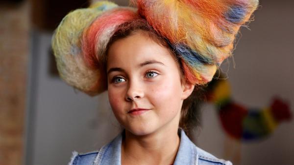 Jacky (Roosmarijn van der Hock) mit einer kunstvollen bunten Frisur beim Kunstprojekt in der Klasse 6b. | Rechte: ZDF/Diede in't Veld