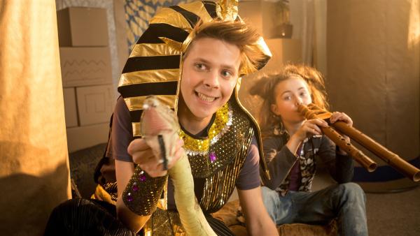 Lehrer Kees (Leendert de Ridder, l.) stellt als Pharao verkleidet sein neues Ägypten-Projekt vor. | Rechte: ZDF/PVP Pictures/Jaap Vrenegoor