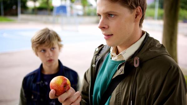 Lehrer Kees (Leendert de Ridder, r.) hat einen Plan, was man mit den Äpfeln tun könnte. | Rechte: ZDF/Diede in't Veld