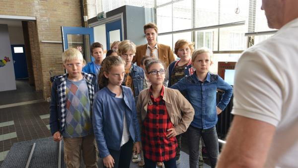 Die Klasse 6b stellt sich schützend vor ihren Lehrer Herrn Kees (Leendert de Ridder, hinten), der von seinem Kollegen immer wieder gehänselt wird. | Rechte: ZDF / Jaap Vrenegoor