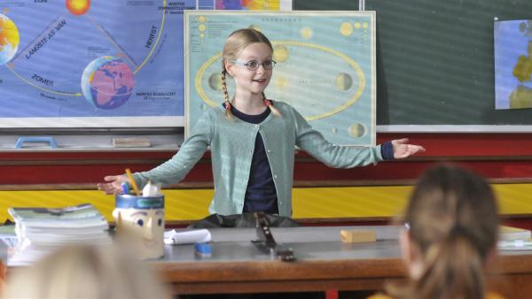 Antje (Polleke van der Sman) hält vor ihrer Klasse ein Referat über das Weltall. | Rechte: ZDF/PVP Pictures/Jaap Vrenegoor