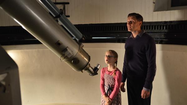 Antje (Polleke van der Sman, l.) und ihr Vater (Harpert Michielsen, r.)  beim Besuch eines Observatoriums. Antje möchte Astronautin werden, wenn sie erwachsen ist. | Rechte: ZDF/PVP Pictures/Jaap Vrenegoor