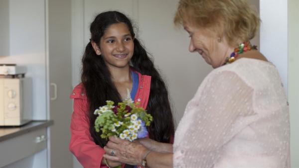 Hasna (Keara Patti, l.) hat ihrer Großmutter (Rick Nicolet, r.) Blumen mit ins Seniorenheim gebracht. | Rechte: ZDF/Victor Arnolds