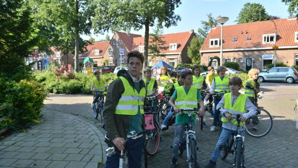 Herr Kees (vorne) (Leendert de Ridder) bereitet seine Klasse auf die Fahrradprüfung vor. | Rechte: ZDF/PVP Pictures/Jaap Vrenegoor