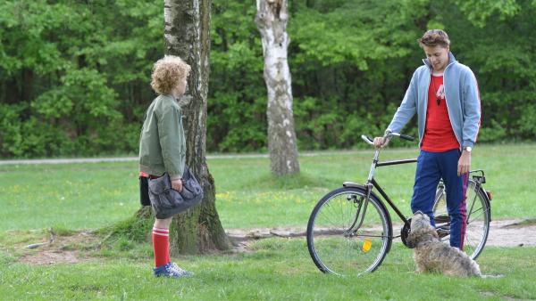 Tobias (Jelle Stout, l,) trifft seinen Lehrer Herrn Kees (Leendert de Ridder, r.) im Park und fragt ihn, ob die Umbauarbeiten in seinem Haus alle erledigt sind. | Rechte: ZDF/Jaap Vrenegoor