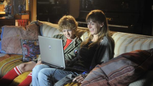 Tobias (Jelle Stout, l.) schaut mit seiner Mutter (Elisa Beuger, r.) zusammen Videos an, in denen sein verstorbener Vater beim Fußballspielen zu sehen ist. | Rechte: ZDF/Jaap Vrenegoor