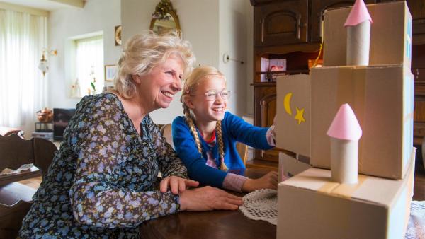 Antje (Liz Vergeer, r.) zeigt ihrer Oma (Ineke Swanefelt, l.), wie sie sich mit Hilfe eines Gedächtnisspiels besser an wichtige Dinge erinnern kann. | Rechte: ZDF/PV Fiction/Jaap Vrenegoor